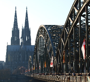 Hohenzollernbrücke mit Blick zur Domseite