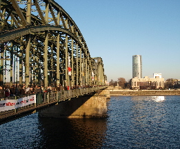 Hohenzollernbrücke mit Blick nach Deutz zum- LVR-Turm